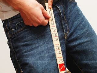 ペニスの長さを測定する男性